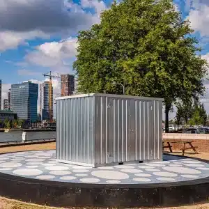 3 x 2 Dubbele deur aan de lange zijde naast een boom bij de Erasmusbrug