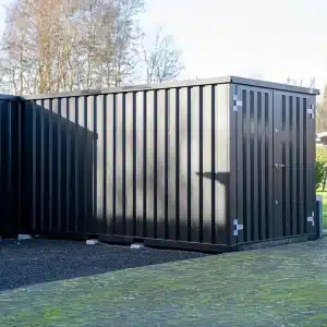 4 x 2 Zwarte container in een tuin