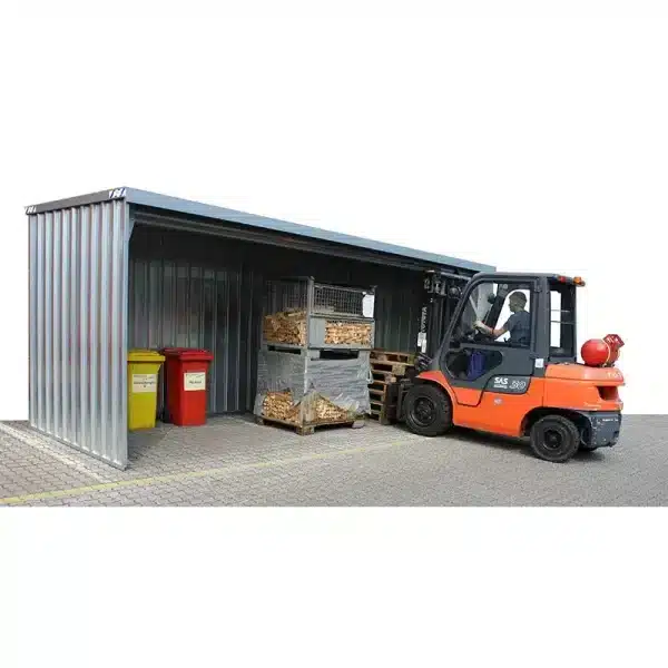 Open containeroverkapping van staal in gebruik bij bedrijfspand, met heftruck die pallet met houtblokken opslaat onder het afdak.