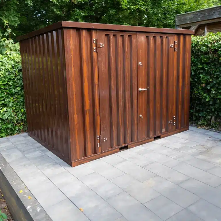 Houtlook container in de tuin dichte deuren
