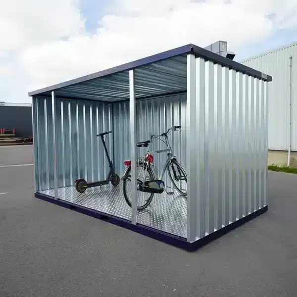 Openzijde container van gegalvaniseerd staal in gebruik als fietsenstalling met fiets en e-step op een industrieterrein.