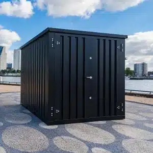 Antraciet gekleurde container naast de erasmusbrug