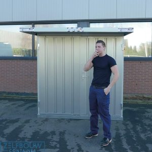 Medewerker die rookt voor de rookcontainer