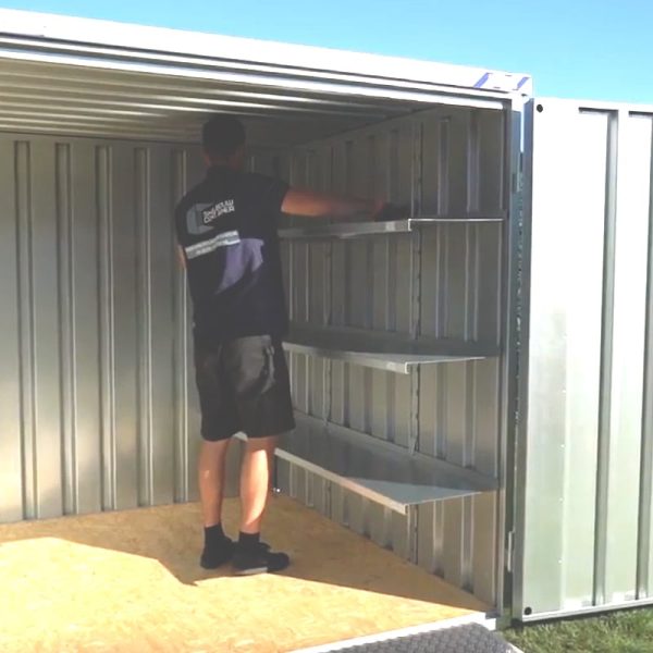 Stellingen die worden geplaatst in een container