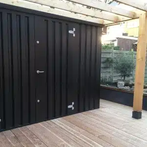 Zwarte container op een vlonder