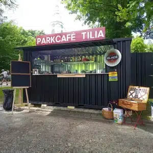 Barcontainer gebruikt als cafe in een Spaans park