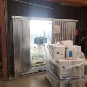 Chemische unit met een open deur