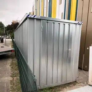 4 x 2 container langs het spoor