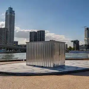 Container vanaf de zijkant naast de erasmusbrug