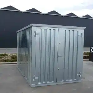 3 x 2 DDS container in een park met dichte deuren