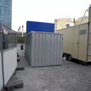 4 x 2 container naast een frietkraam