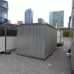 4 x 2 container naast een frietkraam