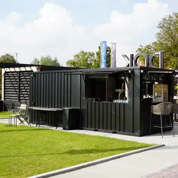 Demontabele barcontainer met open luifels open een terras