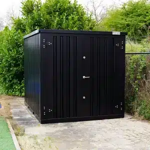 Zwarte demontabele container 3x2 meter met dubbele deur, geplaatst in de tuin