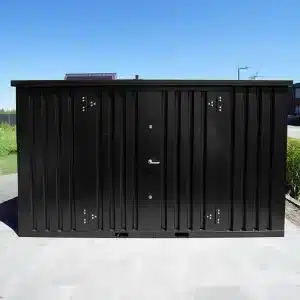 Zwarte container vanaf de voorkant buiten