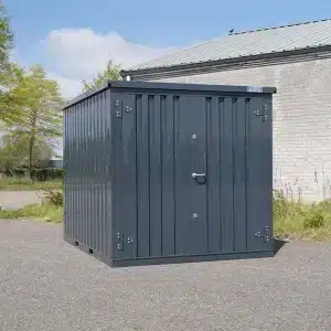 Donkergrijze metalen opslagcontainer op buitenterrein.