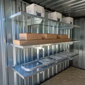 Met dozen en verfmaterialen gevulde 2 meter stellingset in container van gegalvaniseerd staal