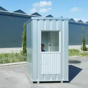 Kassa unit met een medewerker binnen zittend. Raam van de kassa unit is open en deur ook een beetje