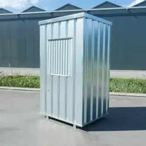 Kassa unit met een dicht raam, Geplaatst op een parkeerterrein. Unit gebruikt als receptie hokje