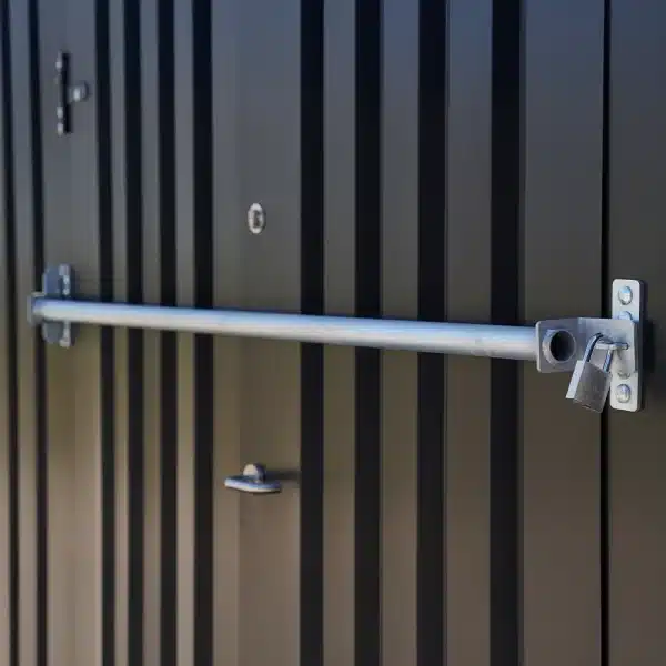 Anti-inbraakbalk gemonteerd op containerdeur – extra beveiliging