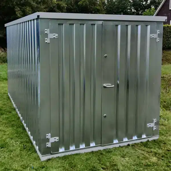 een 4 bij 2 container in een weiland