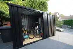 Zwarte opslagcontainer als fietsenstalling gebruikit met open deur