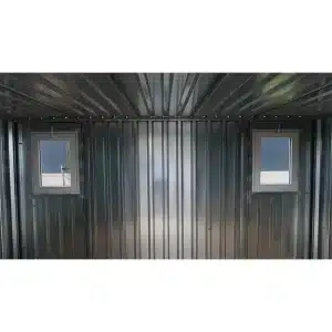 Foto van de binnenkant van de container met ramen. Licht van buiten komt naar binnen in de container.