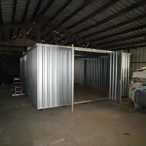 Foto van een 5 x 6 verhoogde container in een schuur geplaatst