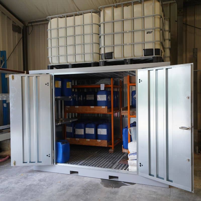 Chemische container met dubbele deuren aan de zijkanten