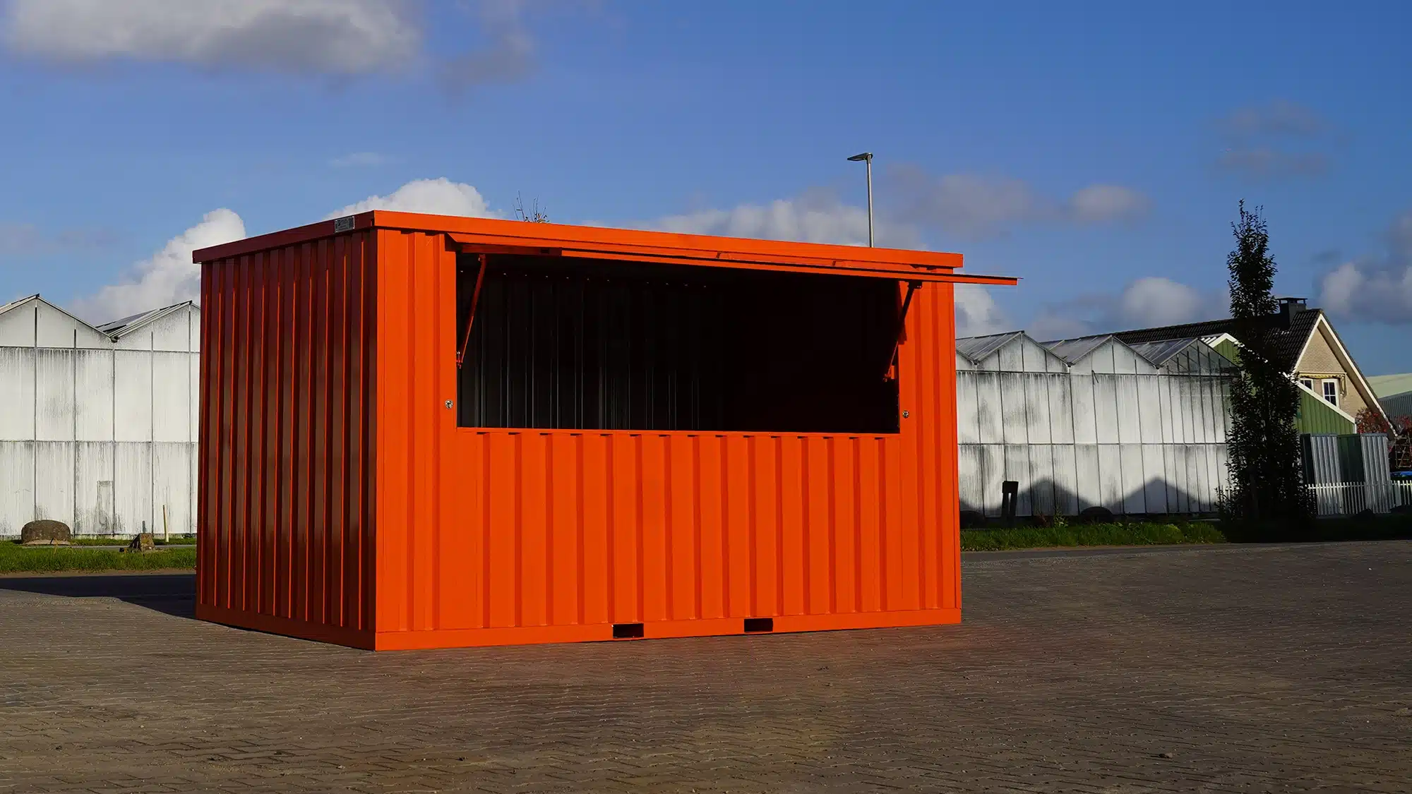 Oranje bar container op een parkeer terrein WK container