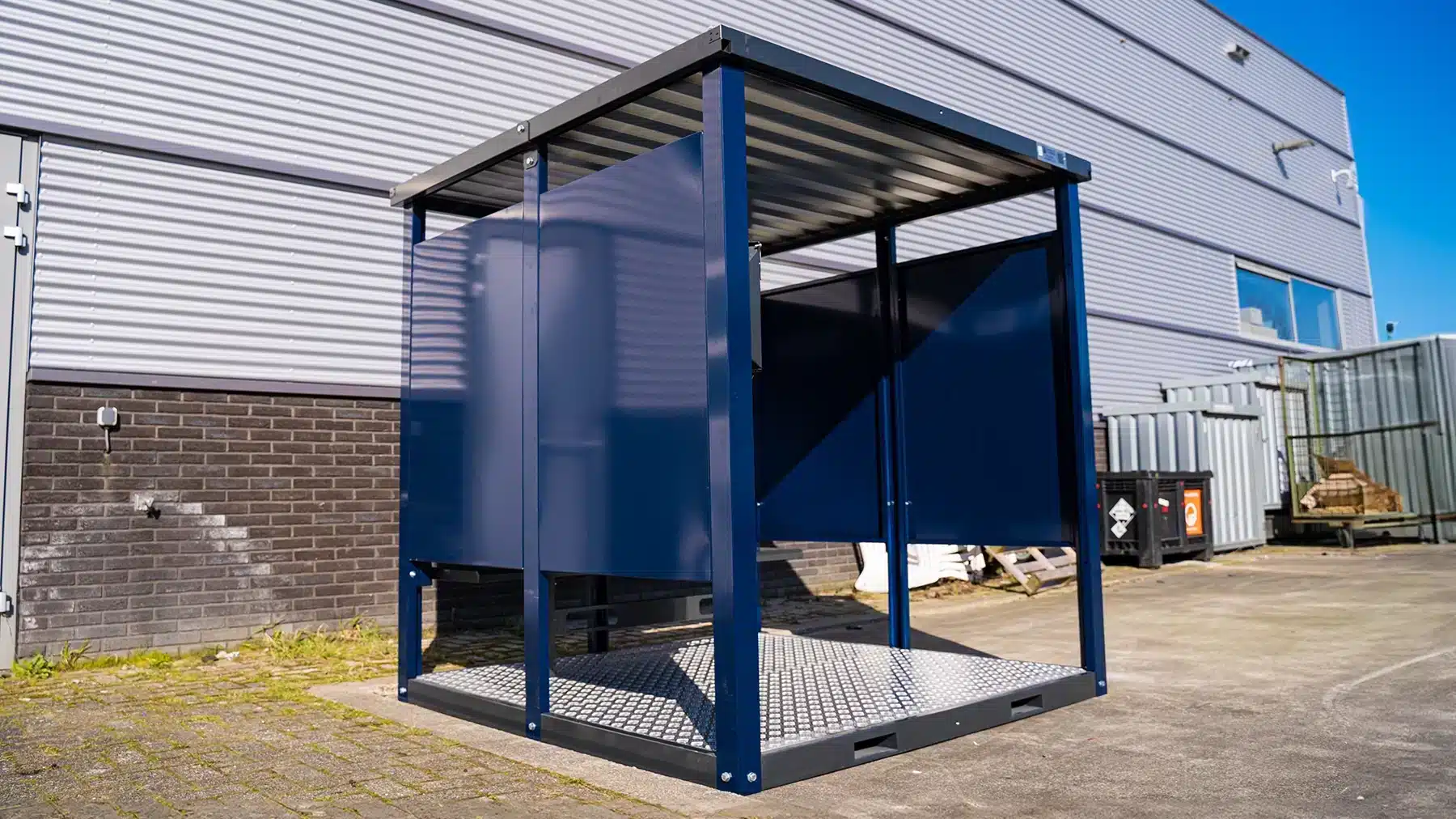 Rookcontainer naast een gebouw foto van de onderkant