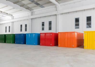 Rij van gekleurde containers in verschillende kleuren