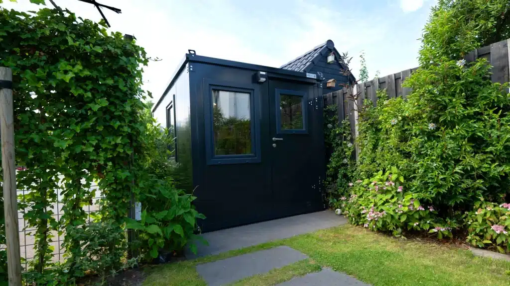 Zwarte barcontainer met geopende luifel, ideaal als mobiel uitgiftepunt voor evenementen of horeca.