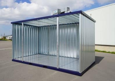 Container met open zijde op een parkeerterrein