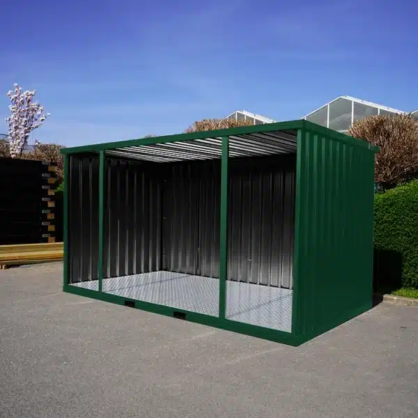 Groene open container met metalen gaas aan de voorzijde, geschikt voor geventileerde opslag op buitenterrein.