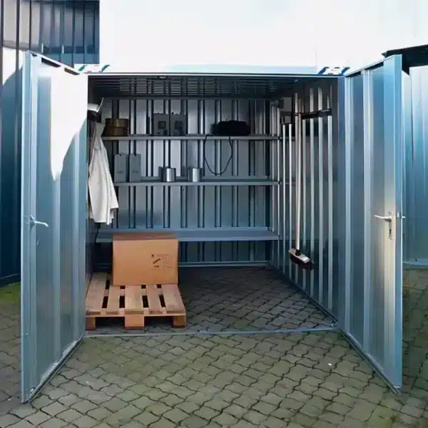 Gegalvaniseerde opslagmodule met open deuren, stellingen en praktische inrichting