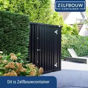 Een zwarte opslagcontainer in de tuin. Geplaatst naast een heg, voor de heg zijn bloemen te zien. Op de achtergrond zie je een ligbed in de tuin staan. In de rechterhoek boven zie je een groot en een klein huis.