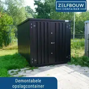 Metalen opslagcontainer in de kleur RAL 9005 geplaatst tegen een hek. Voor de container zijn lichtgrijze stoeptegels wat overgaat is lang groen gras. Op de achtergrond zie je bomen en een weg met een paal ernaast. De bomen zijn zo hoog dat ze de lucht bedekken.