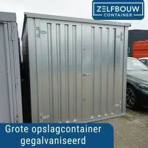 Een metalen opslagcontainer met twee deuren. Geplaatst op een parkeerplaats naast een groen auto. Op de achtergrond staat een oranje container met daarachter een gebouw.