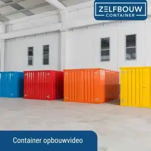 Meerdere opslagcontainer in de kleuren rood, oranje, geel en blauw. De containers zijn geplaatst in een witte loods met een betonnen vloer. Op de achterkant die je vier ramen die weer in twee kleinere ramen zijn gesplitst.