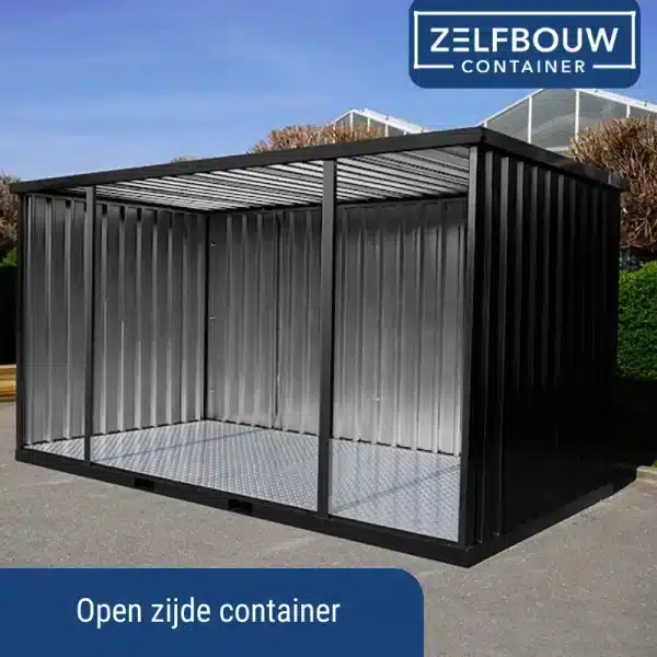 Een container overkapping tegen een heg geplaatst op de achtergrond zijn er kale bomen te zien met daarboven uit stekend kassen. Ook zie je een helder blauwe hemel