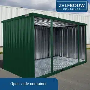 Een container overkapping tegen bij een loods. op de achtergrond is er wat onkruid en een groot wolkendek.