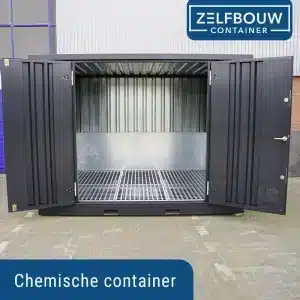Een chemische container op een parkeerplaats, te zien aan de witte stenen. In de container is een lekbak die maakt het opslaan van chemische stoffen makkelijker.