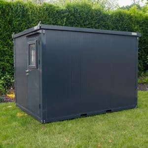 Kantoorunit 3x2 meter in antraciet, geplaatst in een groene tuin, ideaal als werk- of opslagruimte.