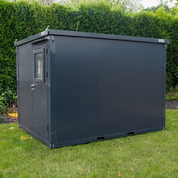 Kantoorunit 3x2 meter in antraciet, geplaatst in een groene tuin, ideaal als werk- of opslagruimte.