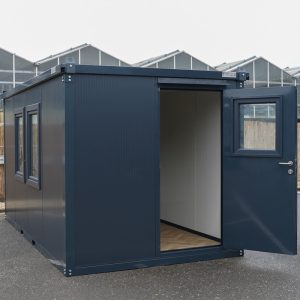 Kantoorunit 4x2 meter met open deur, voorzien van ramen en een geïsoleerd interieur, ideaal als werkruimte.