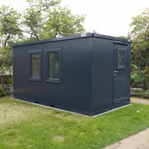 Kantoorunit 4x2 meter geplaatst op gras, voorzien van ramen en afsluitbare deur, ideaal als flexibele werkruimte.
